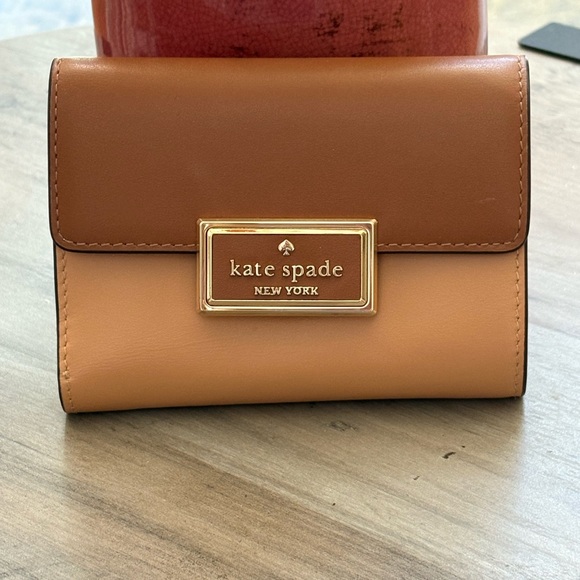 Kate Spade Reegan small shoulder bag and medium wallet in tiramisu mousse. - Picture 7 of 11
